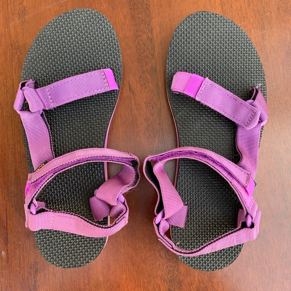 LIKE NEW Teva purple strap sandals